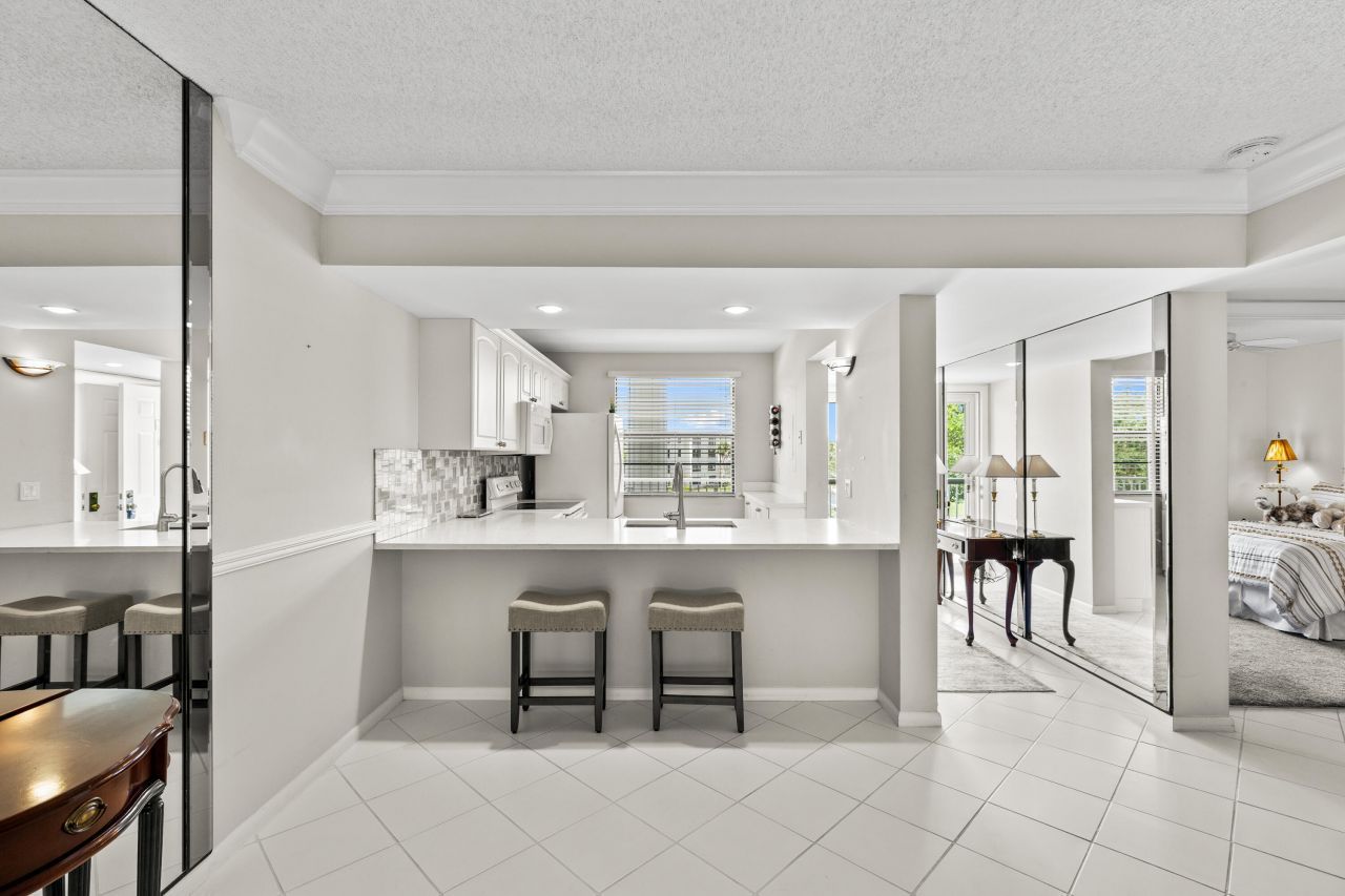 6073 Balboa Circle, Unit 303, Boca Raton, FL 33433 Photo