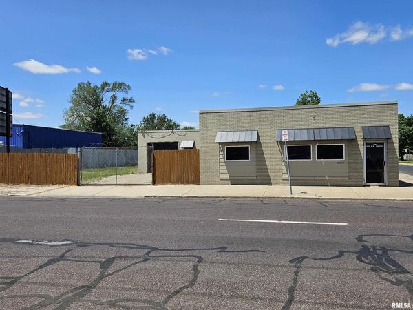 1901 SW ADAMS Street, Peoria, IL 61602