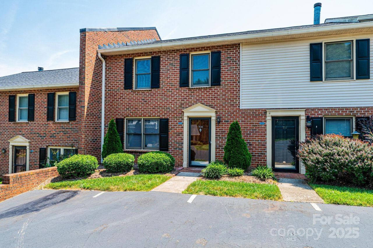 709 21st Avenue Ne, Hickory, NC 28601 Main Photo