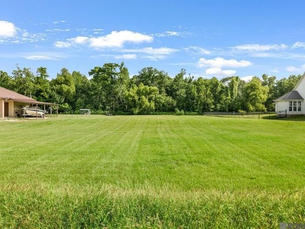 8958 Singleton Rd, Port Allen, LA 70767