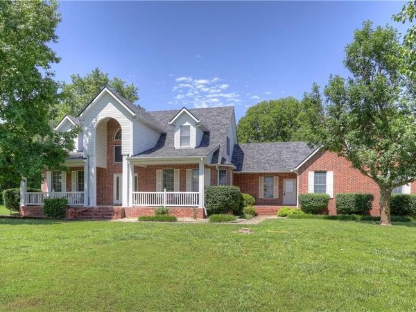 124 Huntington Circle, Pittsburg, KS 66762