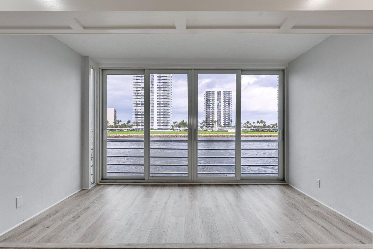 28 Yacht Club Drive, Unit 207, North Palm Beach, FL 33408 Photo