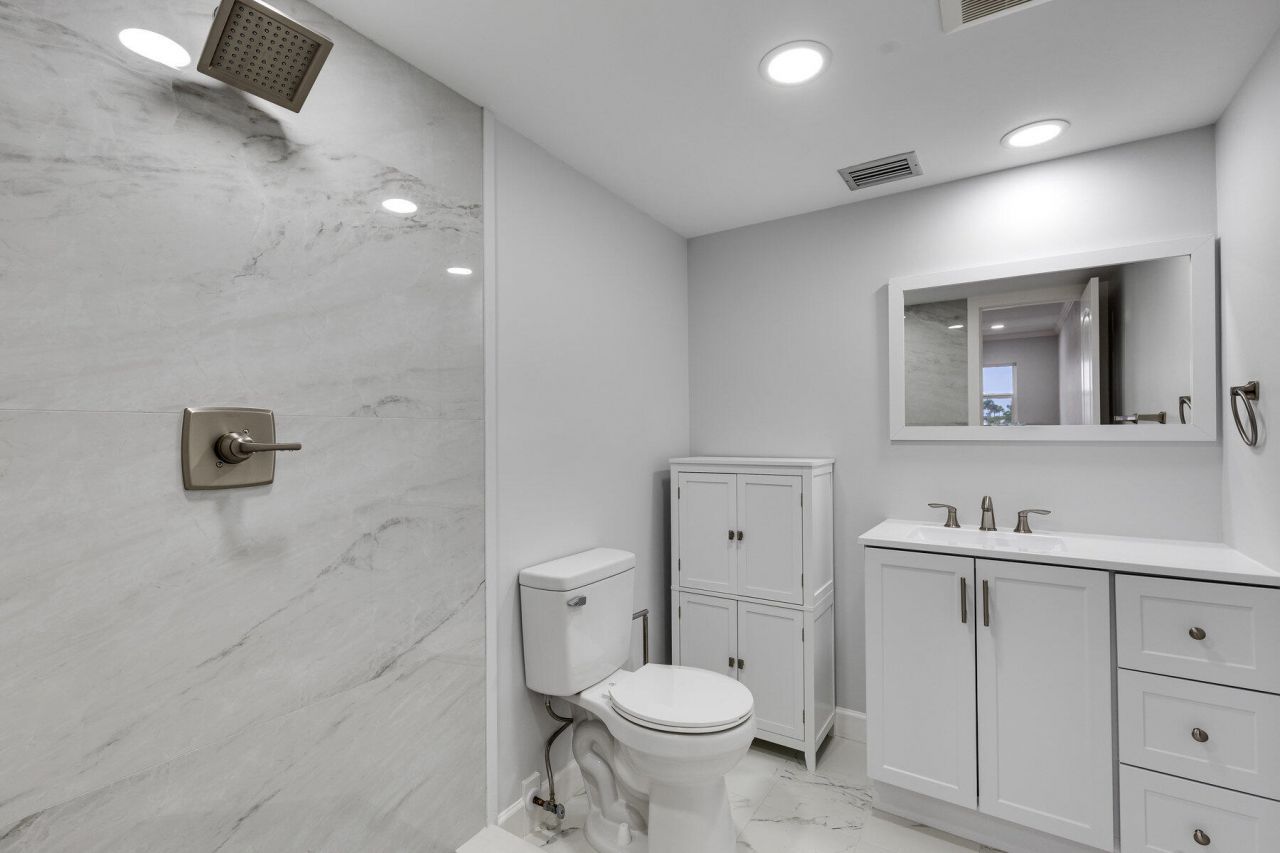 28 Yacht Club Drive, Unit 207, North Palm Beach, FL 33408 Photo