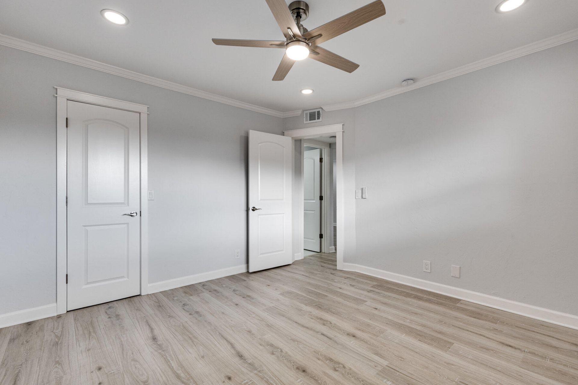 28 Yacht Club Drive, Unit 207, North Palm Beach, FL 33408 Photo