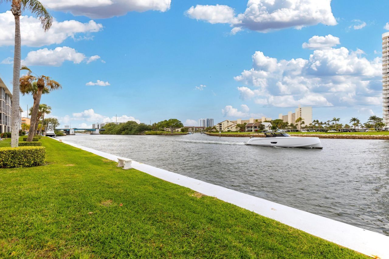 28 Yacht Club Drive, Unit 207, North Palm Beach, FL 33408 Photo
