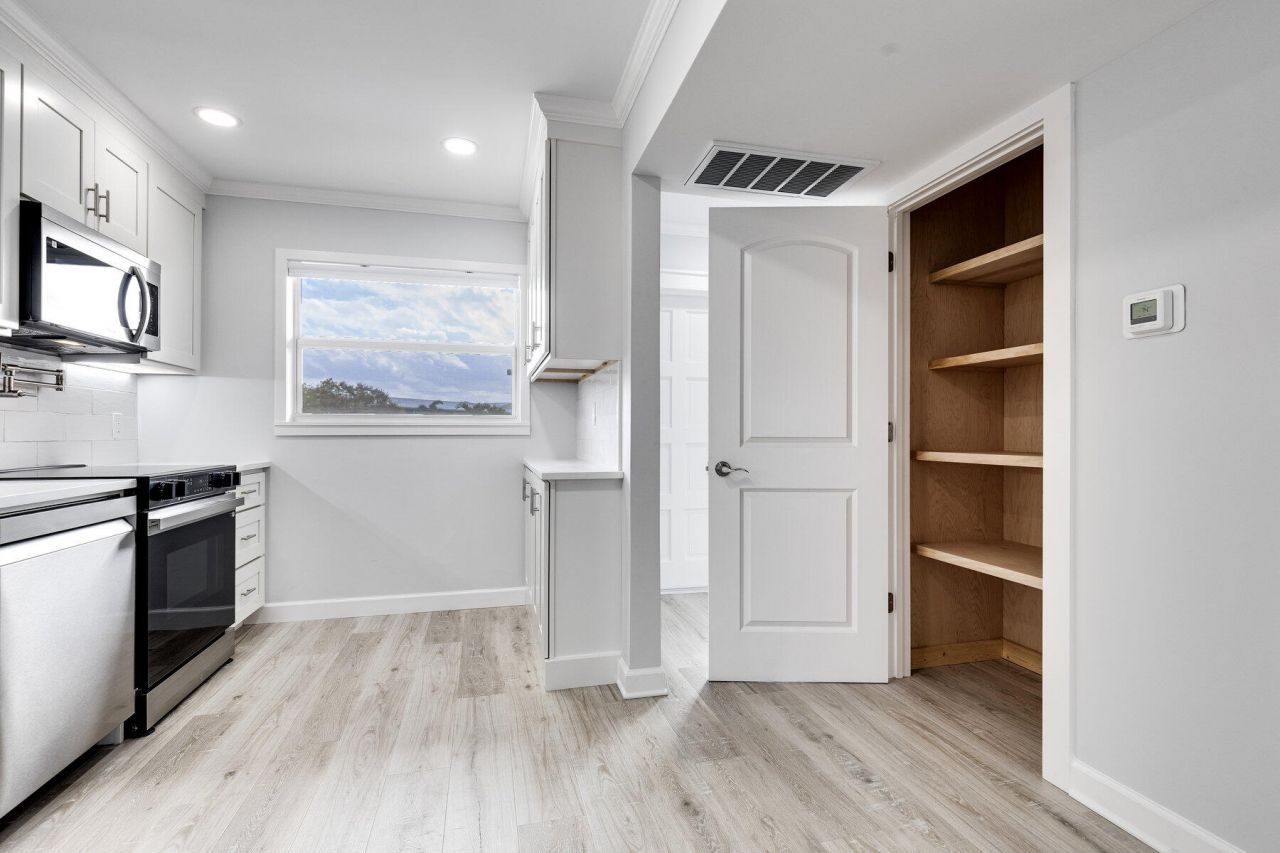 28 Yacht Club Drive, Unit 207, North Palm Beach, FL 33408 Photo