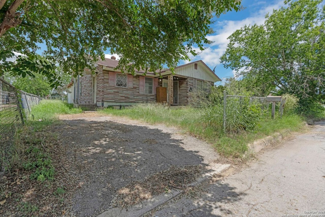 1106 Plum, Floresville, TX 78114 Main Photo