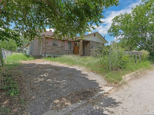 1106 Plum, Floresville, TX 78114