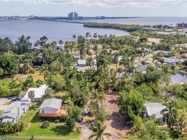 67 Oak ST, NORTH FORT MYERS, FL 33903