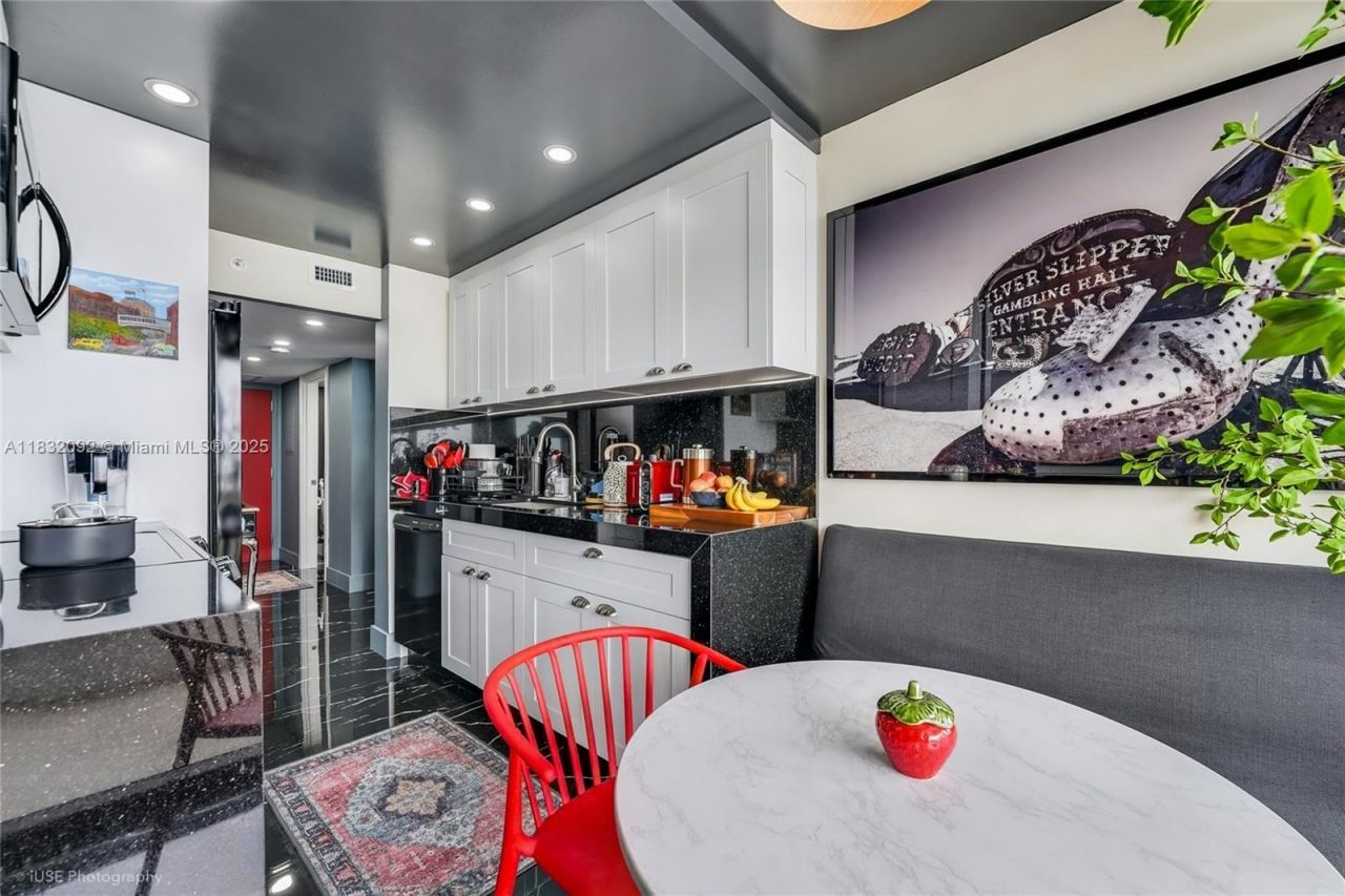 2555 Collins Ave, Unit PH114, Miami Beach, FL 33140 Photo