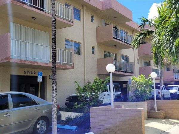 3522 NE 171st St, Unit 104, North Miami Beach, FL 33160