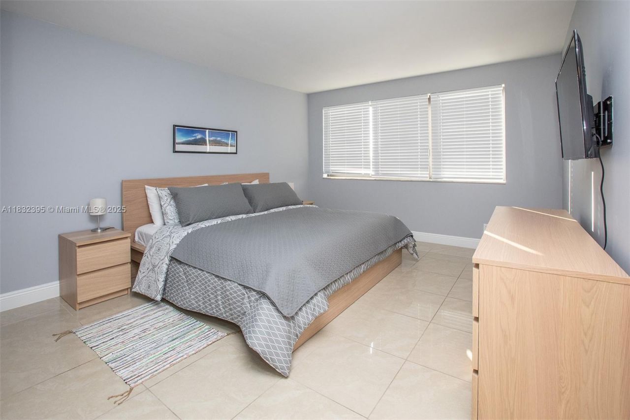 301 Golden Isles Dr, Unit 314, Hallandale Beach, FL 33009 Photo