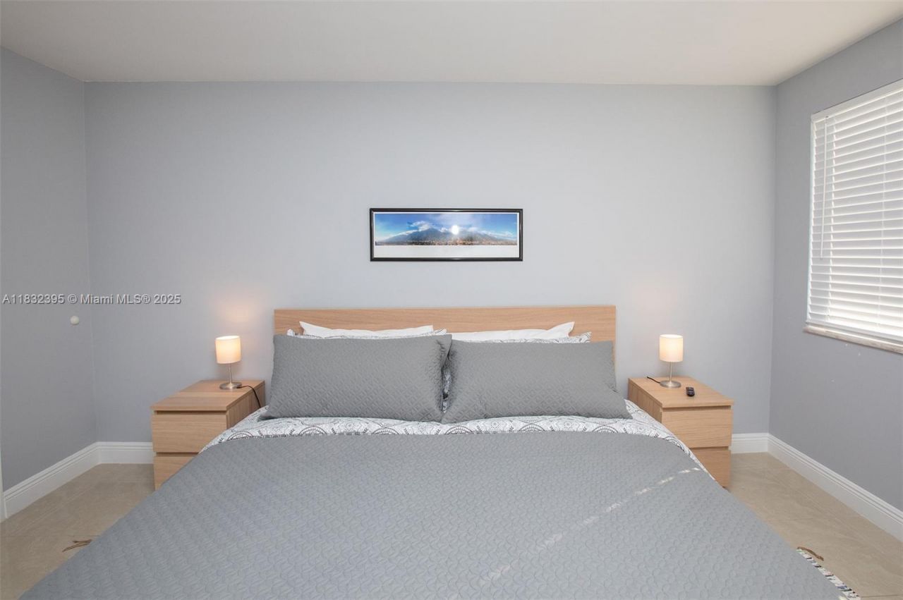 301 Golden Isles Dr, Unit 314, Hallandale Beach, FL 33009 Photo