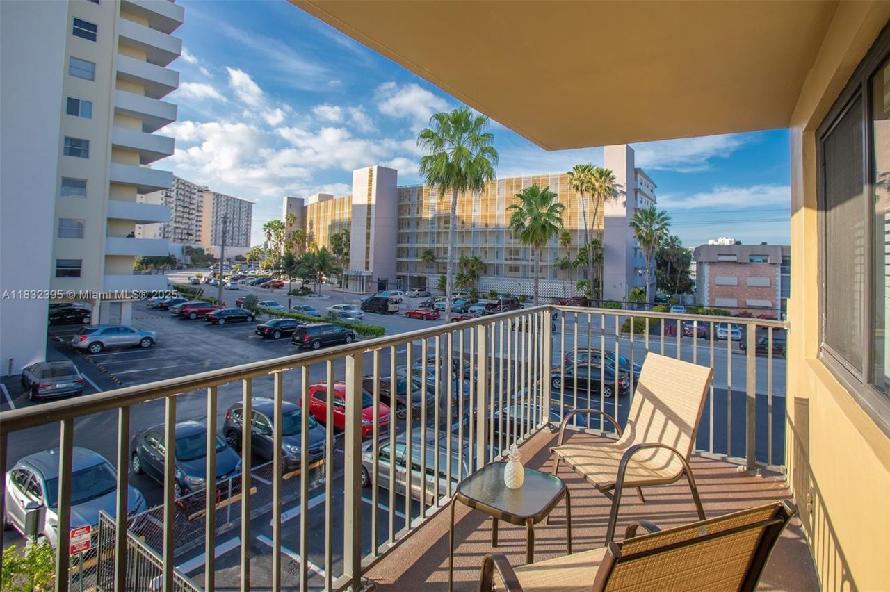 301 Golden Isles Dr, Unit 314, Hallandale Beach, FL 33009 Photo