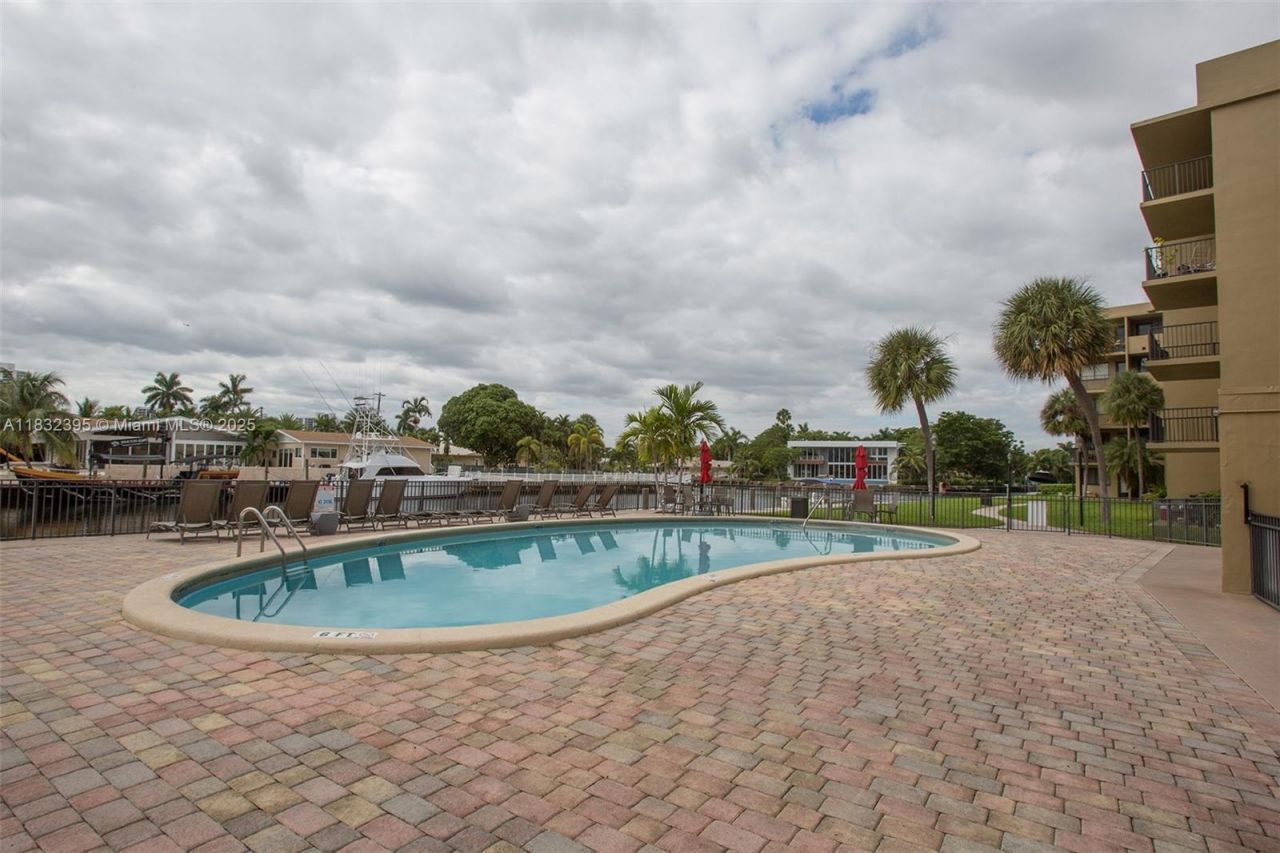 301 Golden Isles Dr, Unit 314, Hallandale Beach, FL 33009 Photo