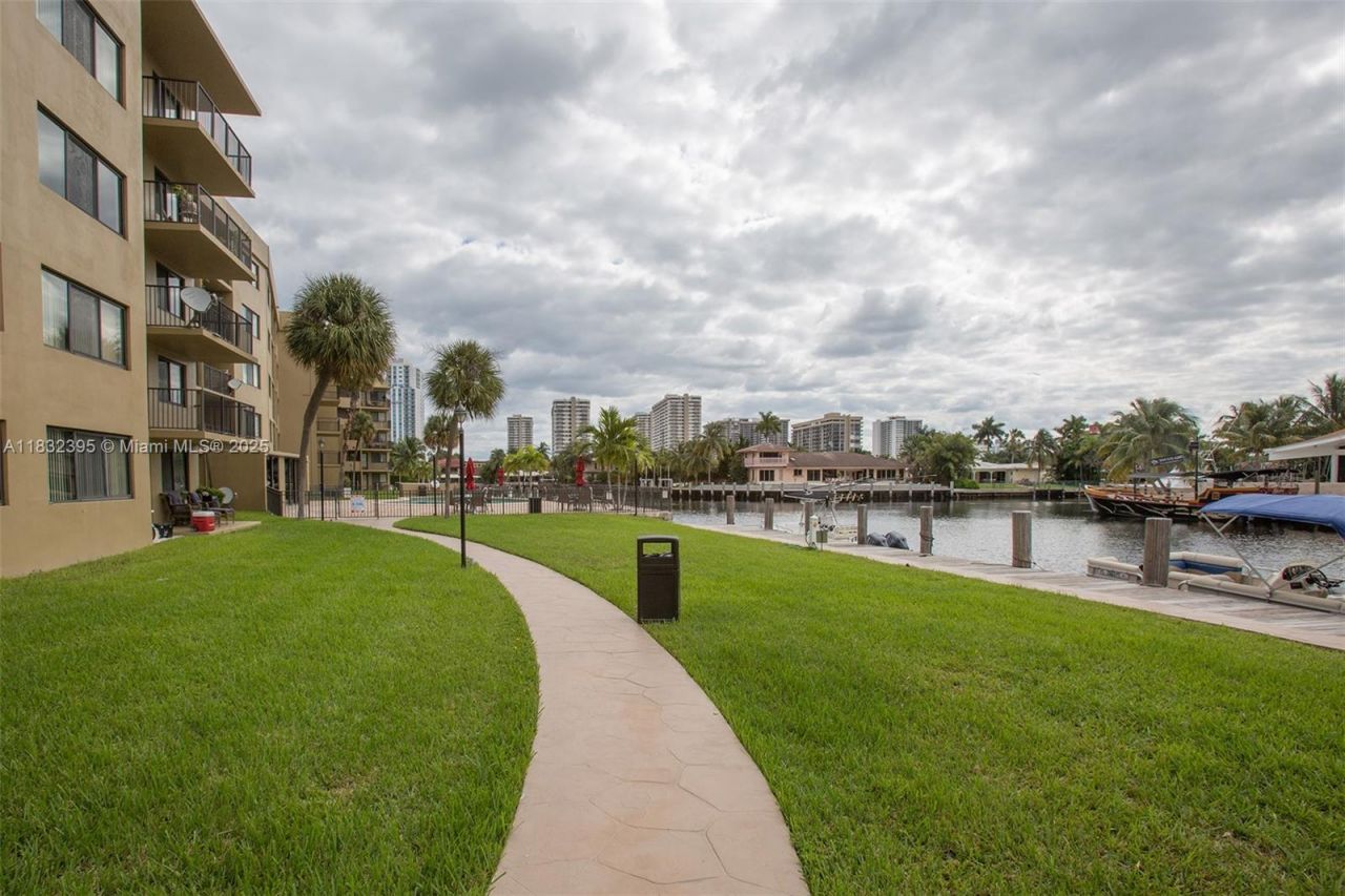 301 Golden Isles Dr, Unit 314, Hallandale Beach, FL 33009 Photo