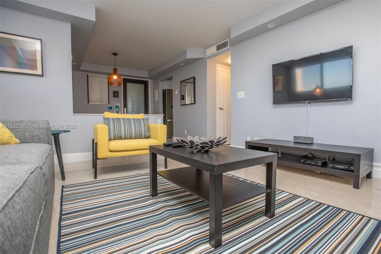 301 Golden Isles Dr, Unit 314, Hallandale Beach, FL 33009 Photo