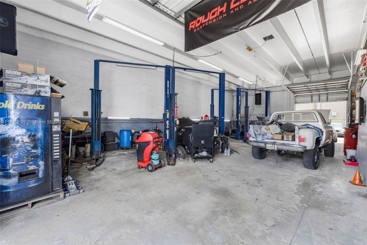 Mechanic Shop For Sale Near Tamiami Airport, Kendall, FL 33186 Photo
