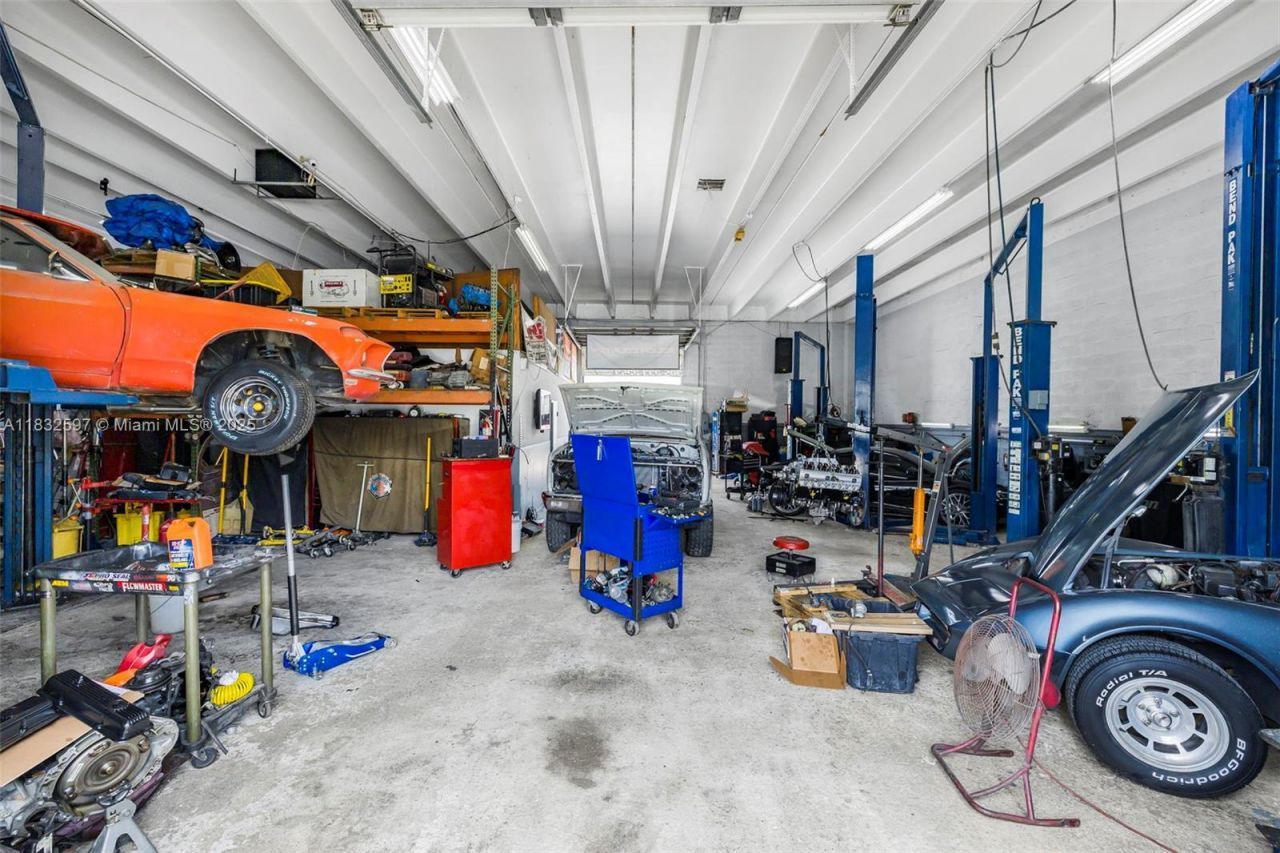 Mechanic Shop For Sale Near Tamiami Airport, Kendall, FL 33186 Photo