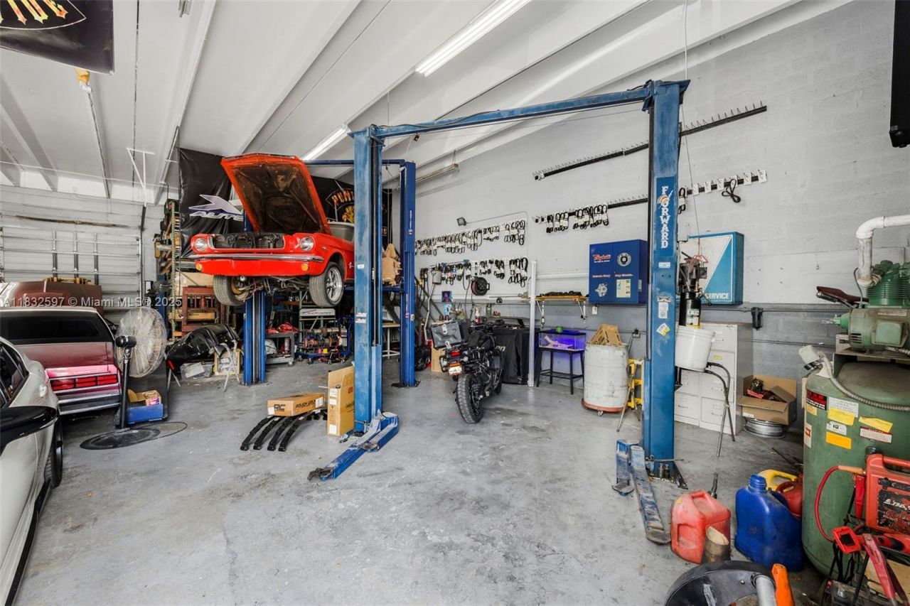 Mechanic Shop For Sale Near Tamiami Airport, Kendall, FL 33186 Photo
