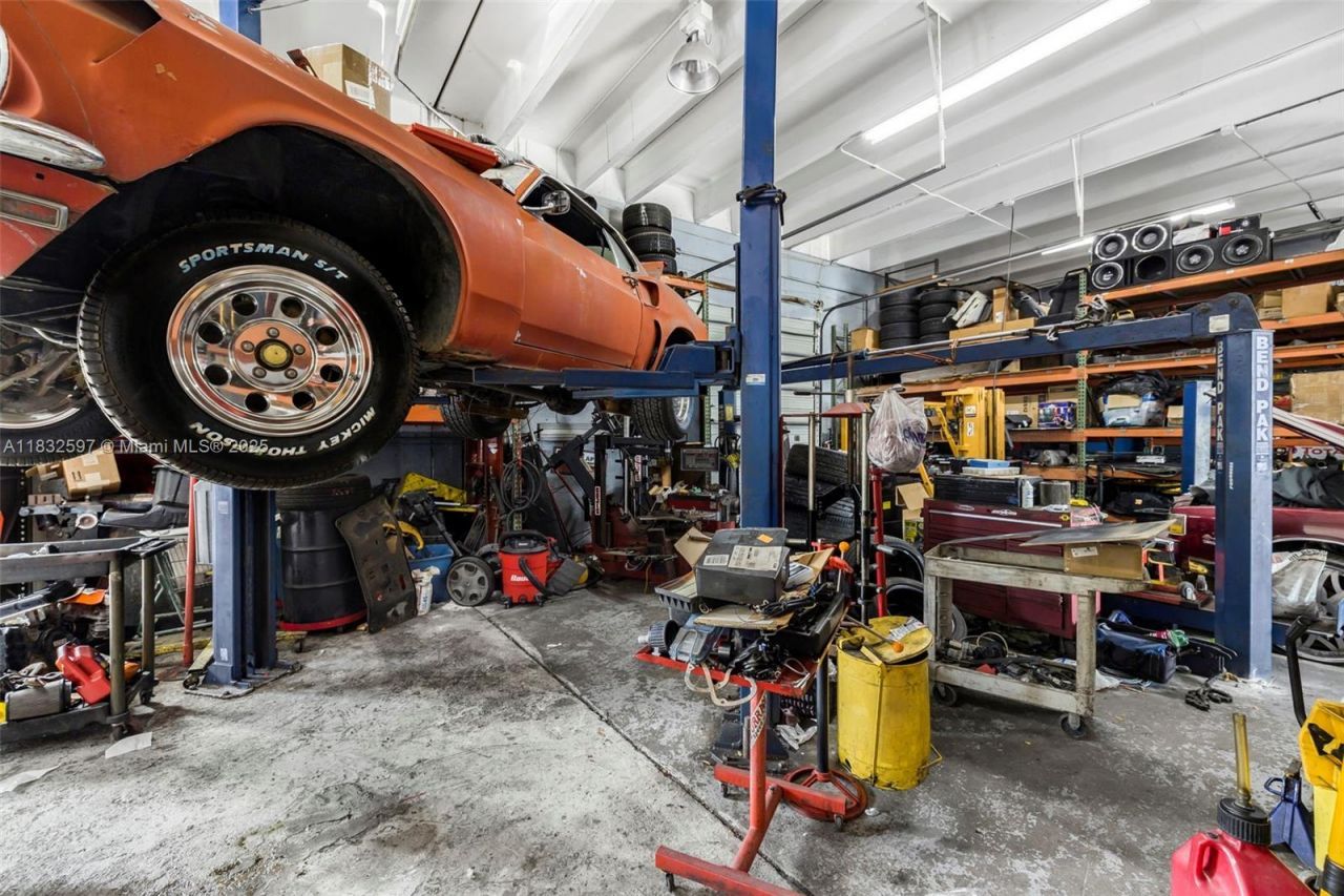 Mechanic Shop For Sale Near Tamiami Airport, Kendall, FL 33186 Photo