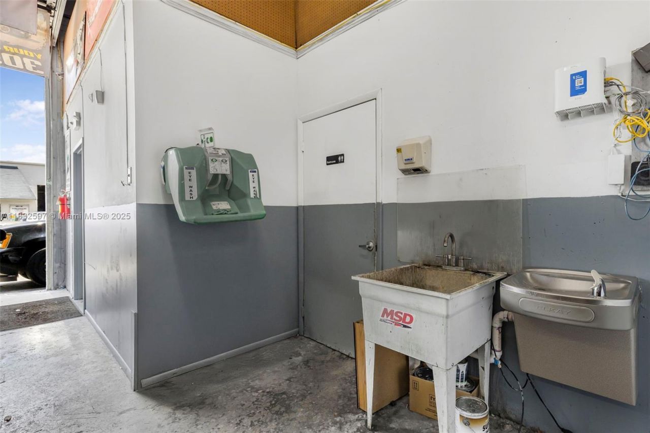 Mechanic Shop For Sale Near Tamiami Airport, Kendall, FL 33186 Photo