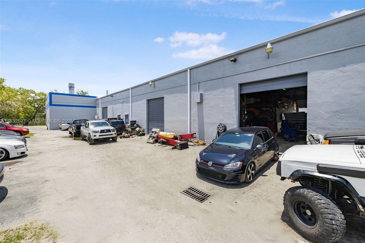 Mechanic Shop For Sale Near Tamiami Airport, Kendall, FL 33186 Photo