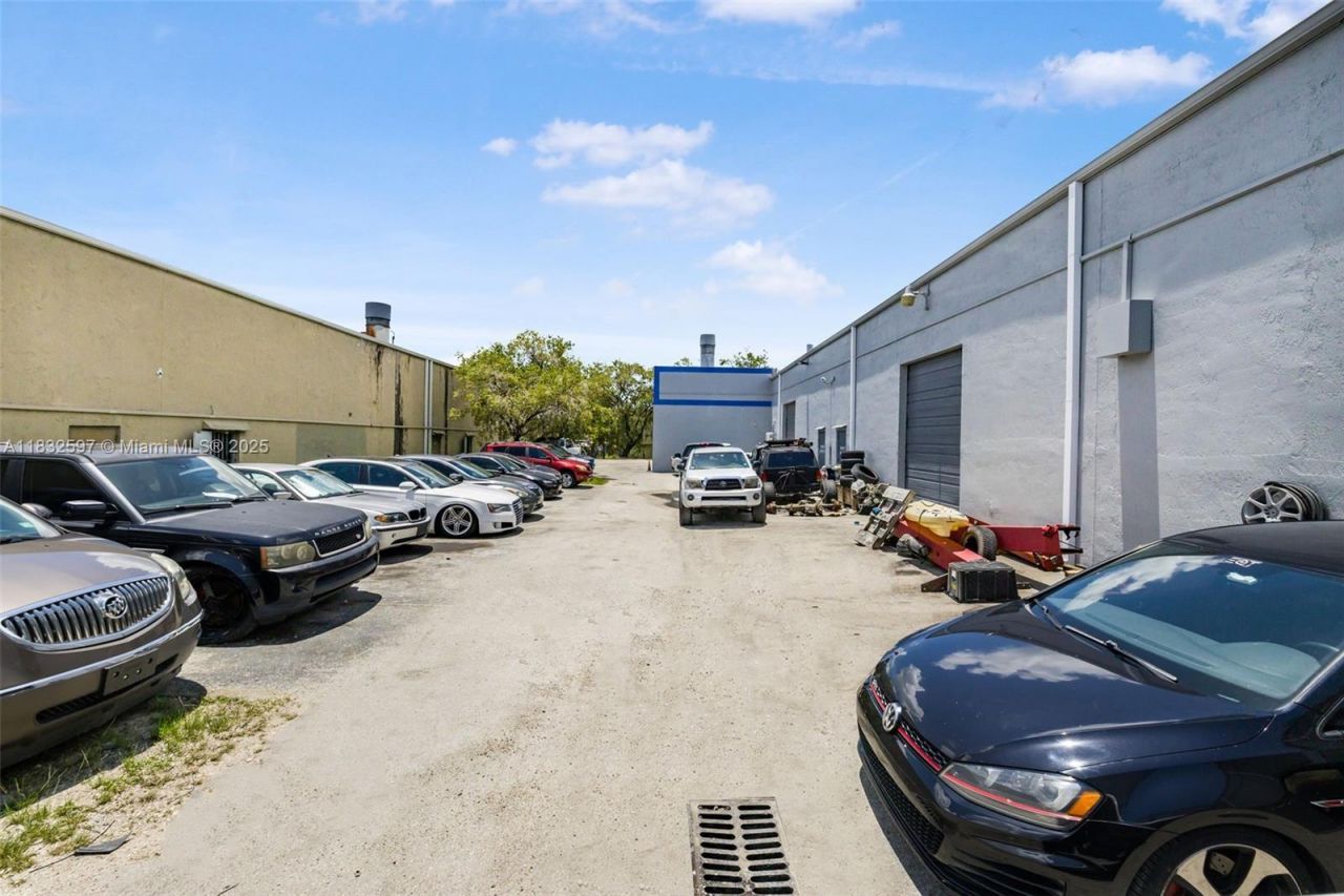 Mechanic Shop For Sale Near Tamiami Airport, Kendall, FL 33186 Photo