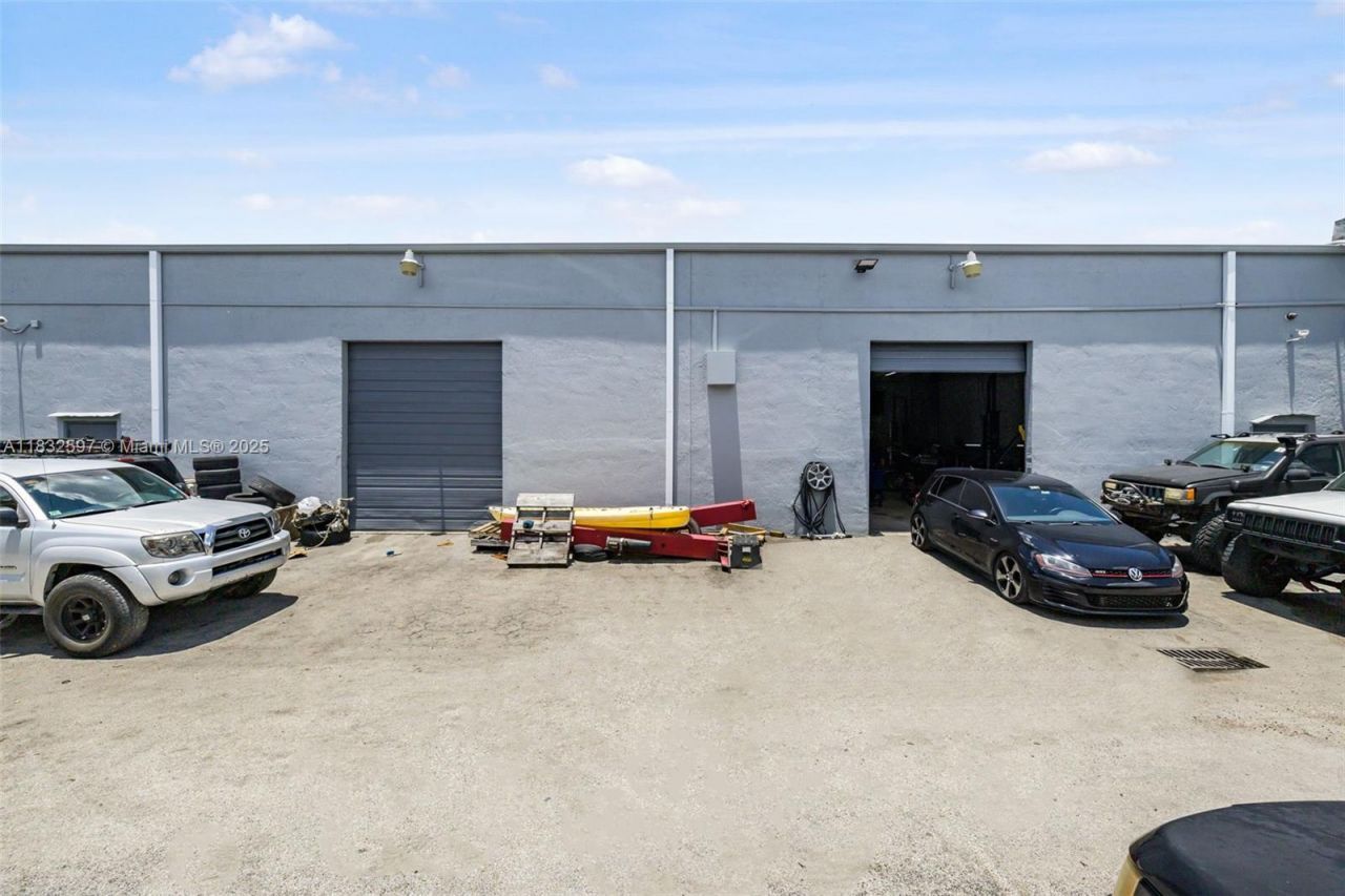 Mechanic Shop For Sale Near Tamiami Airport, Kendall, FL 33186 Photo