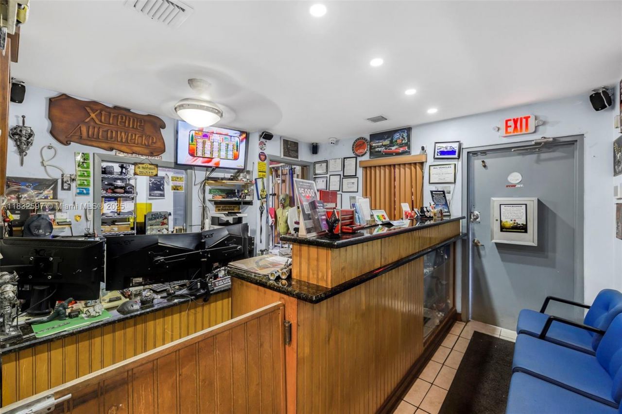 Mechanic Shop For Sale Near Tamiami Airport, Kendall, FL 33186 Photo