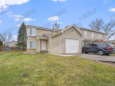 2249 S Commerce Road, Wolverine Lake Vlg, MI 48390