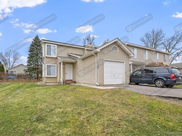 2249 S Commerce Road, Wolverine Lake Vlg, MI 48390