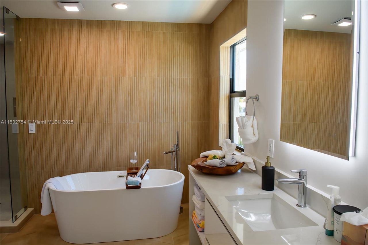 1240 NE 27th Ter, Pompano Beach, FL 33062 Photo