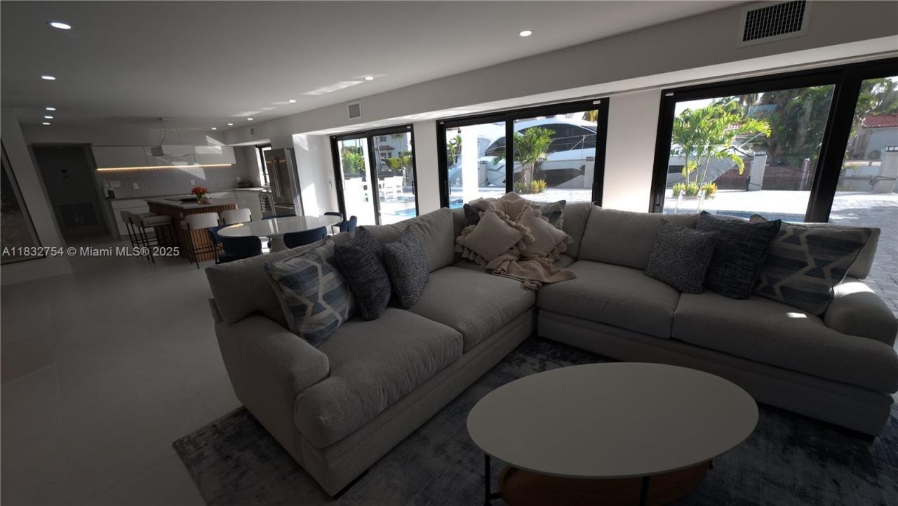 1240 NE 27th Ter, Pompano Beach, FL 33062 Photo