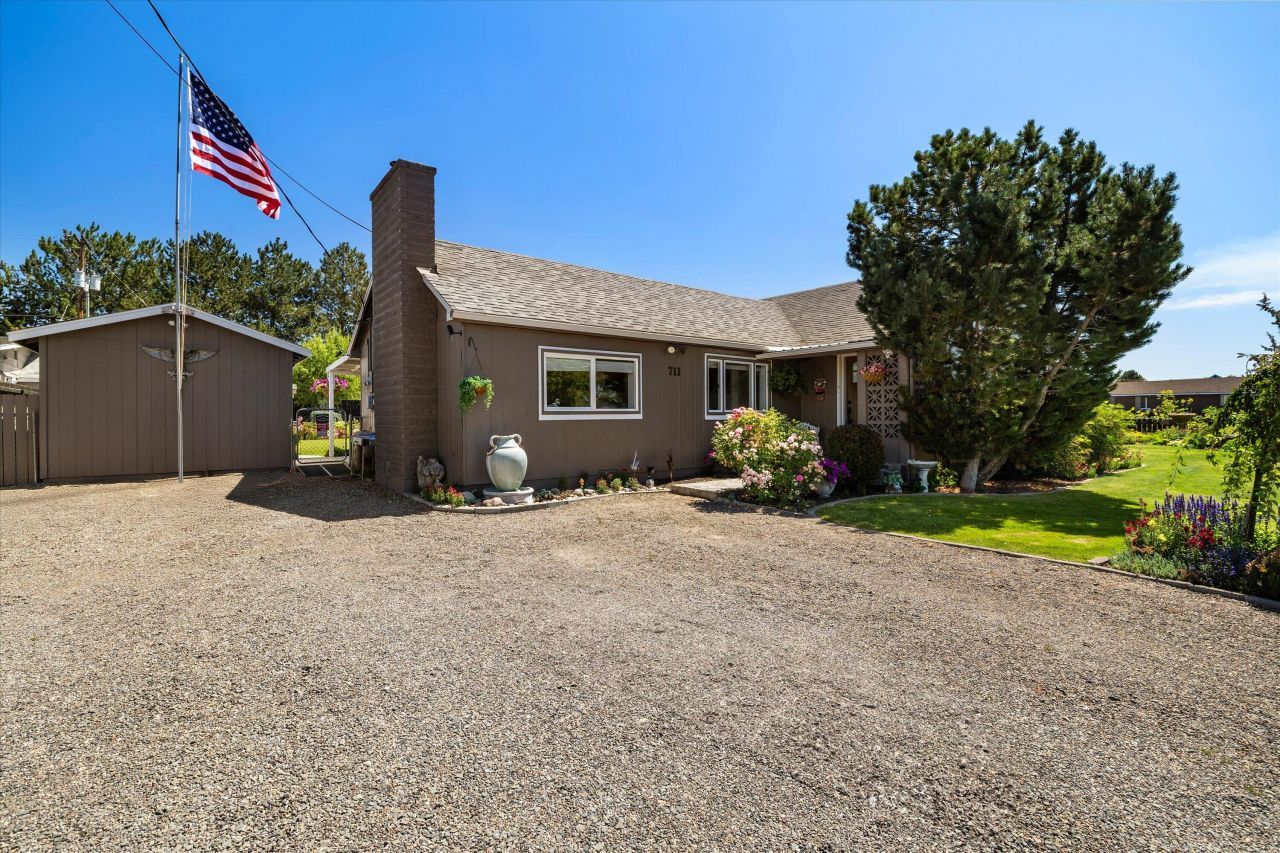 711 SW 3rd Street, Madras, OR 97741 Main Photo