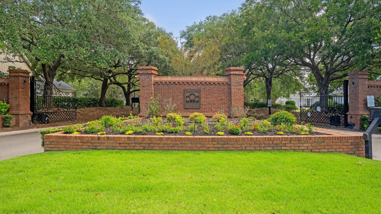 9117 Woodcreek Court Photo 4