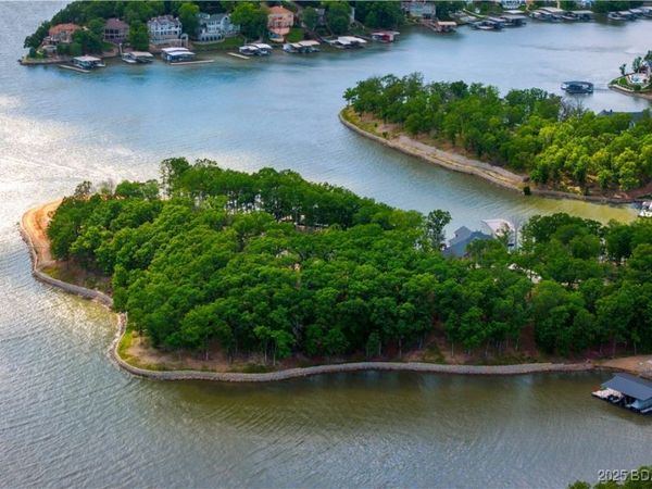 464 East Village Road, Villages, MO 65079