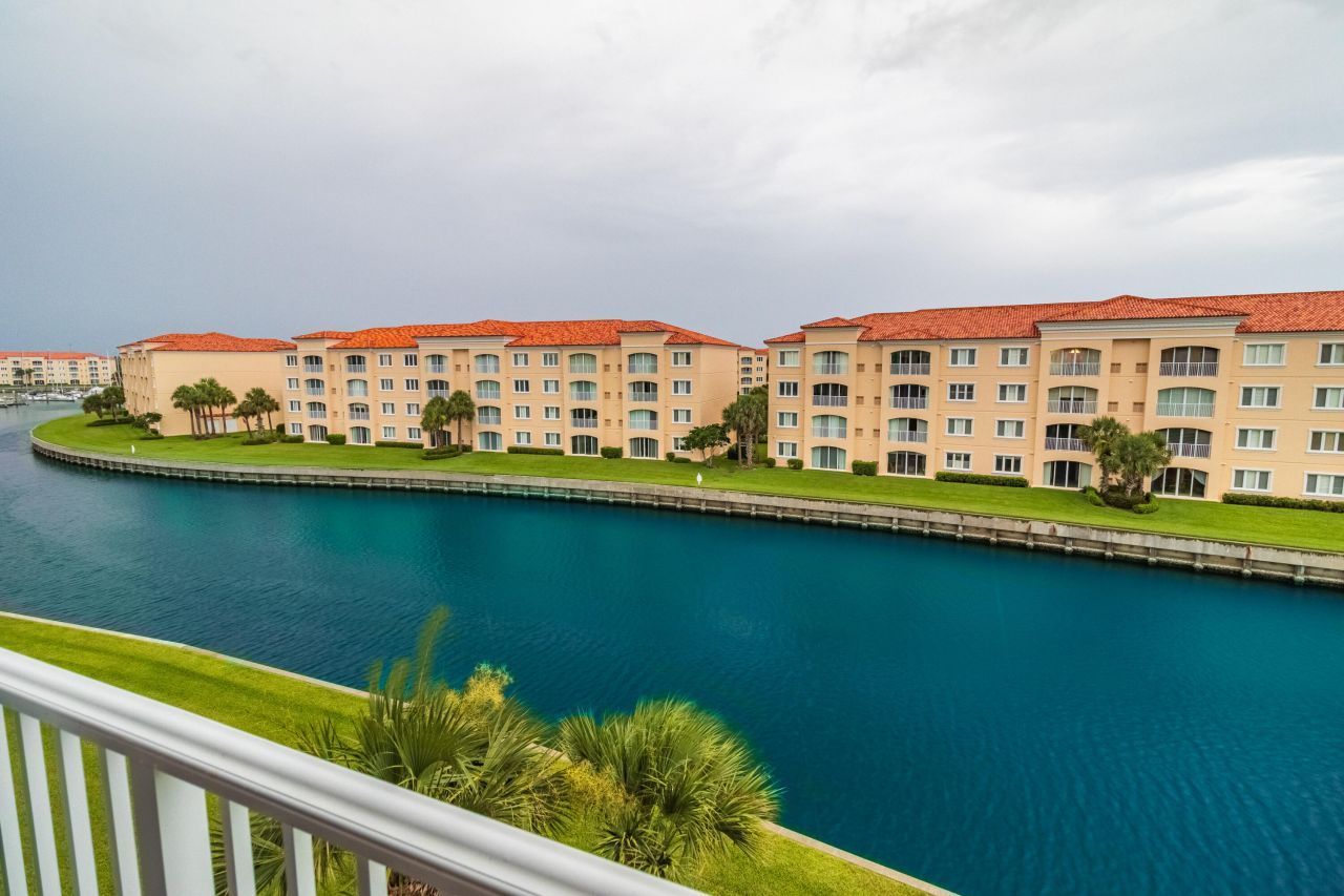 19 Harbour Isle Drive W, Unit Ph04, Fort Pierce, FL 34949 Photo