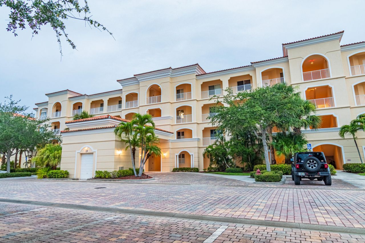 19 Harbour Isle Drive W, Unit Ph04, Fort Pierce, FL 34949 Photo