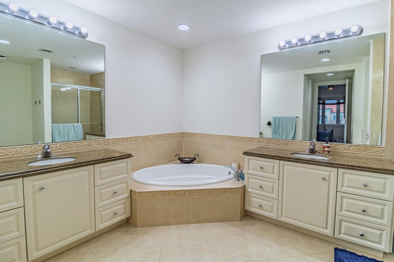 19 Harbour Isle Drive W, Unit Ph04, Fort Pierce, FL 34949 Photo