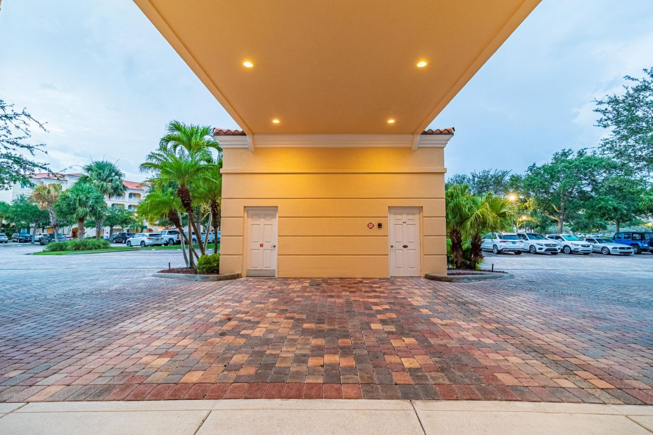 19 Harbour Isle Drive W, Unit Ph04, Fort Pierce, FL 34949 Photo