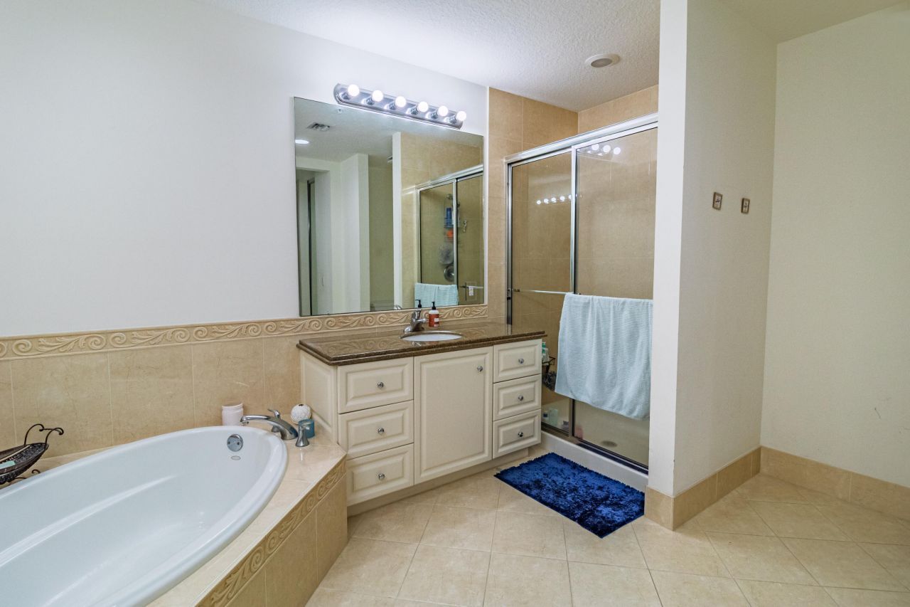 19 Harbour Isle Drive W, Unit Ph04, Fort Pierce, FL 34949 Photo
