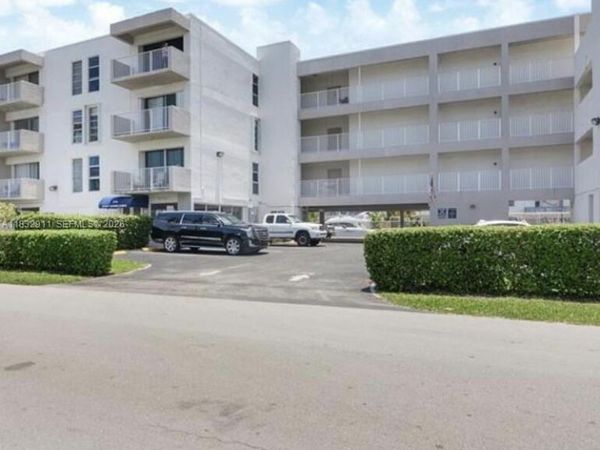 3716 NE 168th St, Unit 303, North Miami Beach, FL 33160