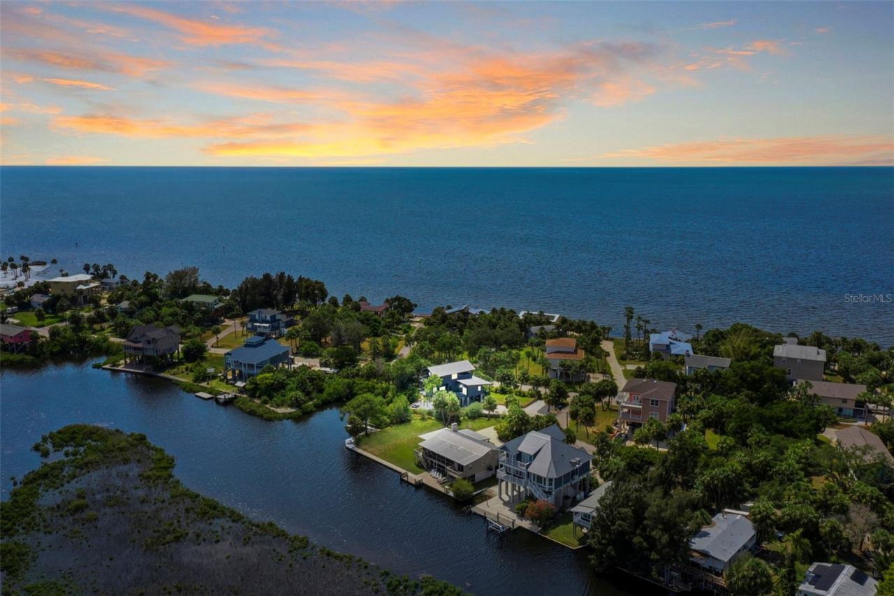 10701 Pine Island Drive, Weeki Wachee, FL 34607 Photo