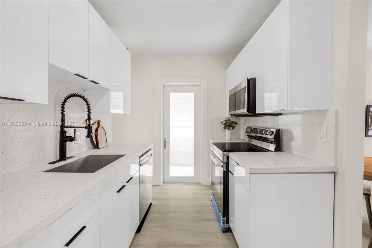 1232 NW 32nd Pl, Miami, FL 33125 Photo