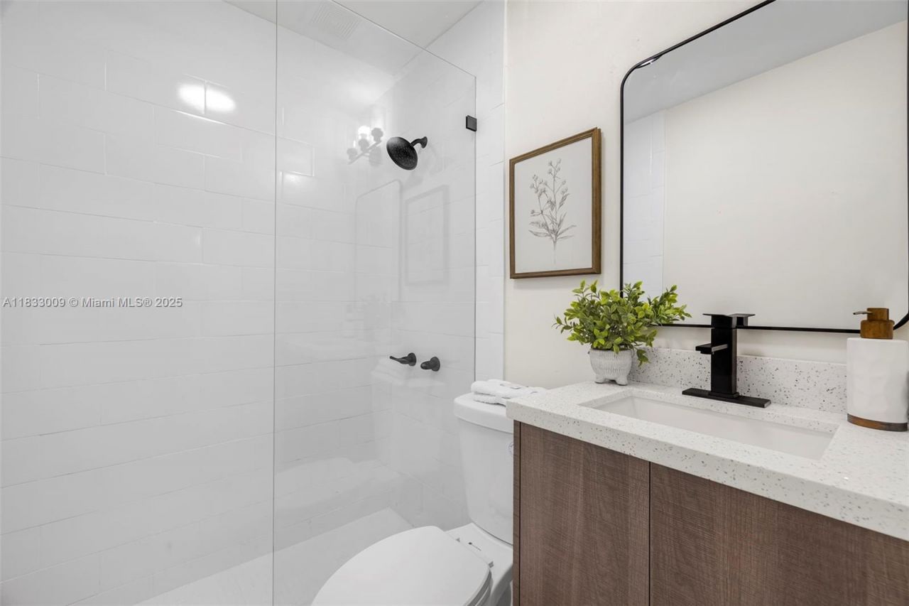 1232 NW 32nd Pl, Miami, FL 33125 Photo