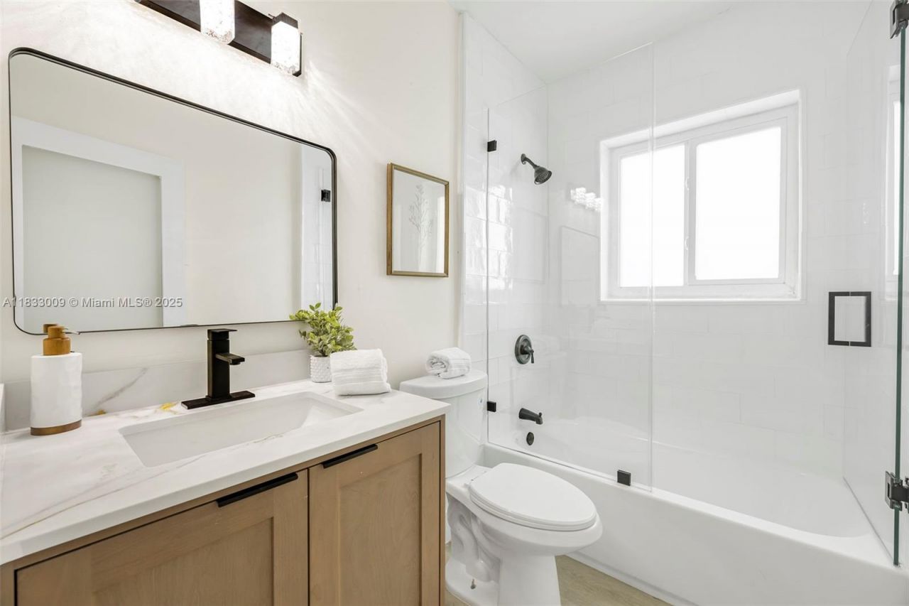 1232 NW 32nd Pl, Miami, FL 33125 Photo