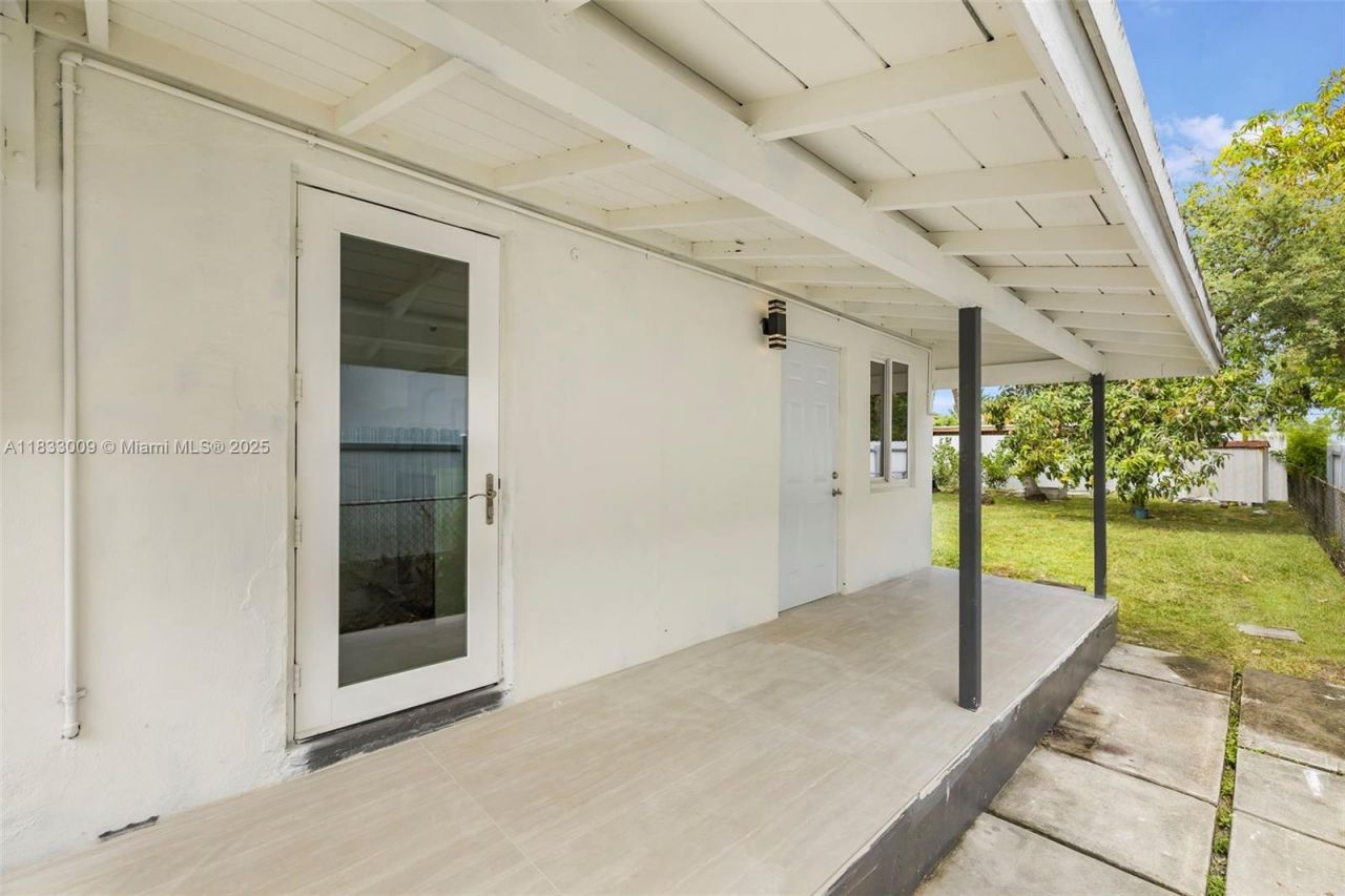 1232 NW 32nd Pl, Miami, FL 33125 Photo