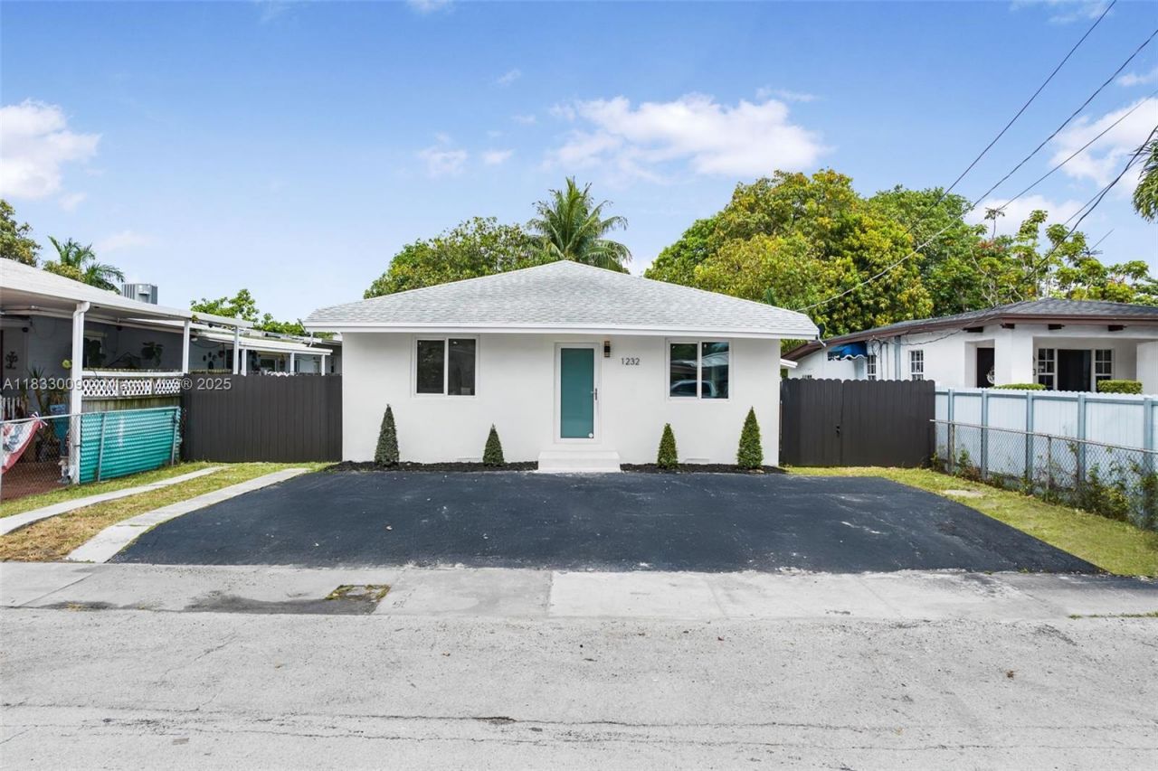 1232 NW 32nd Pl, Miami, FL 33125 Photo