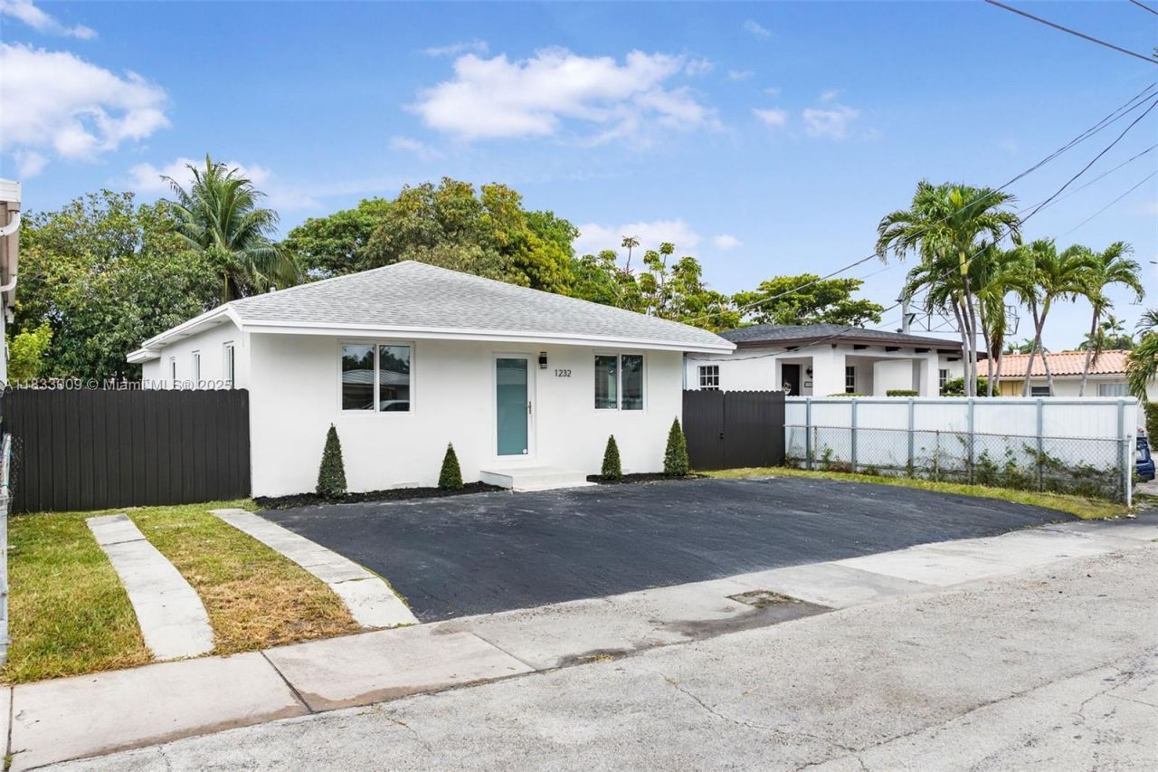 1232 NW 32nd Pl, Miami, FL 33125 Photo